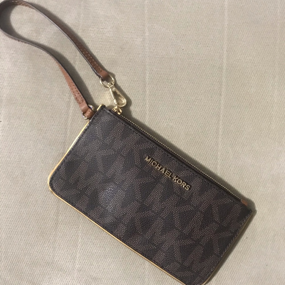 MICHAEL KORS ♠️ Monogram Wristlet